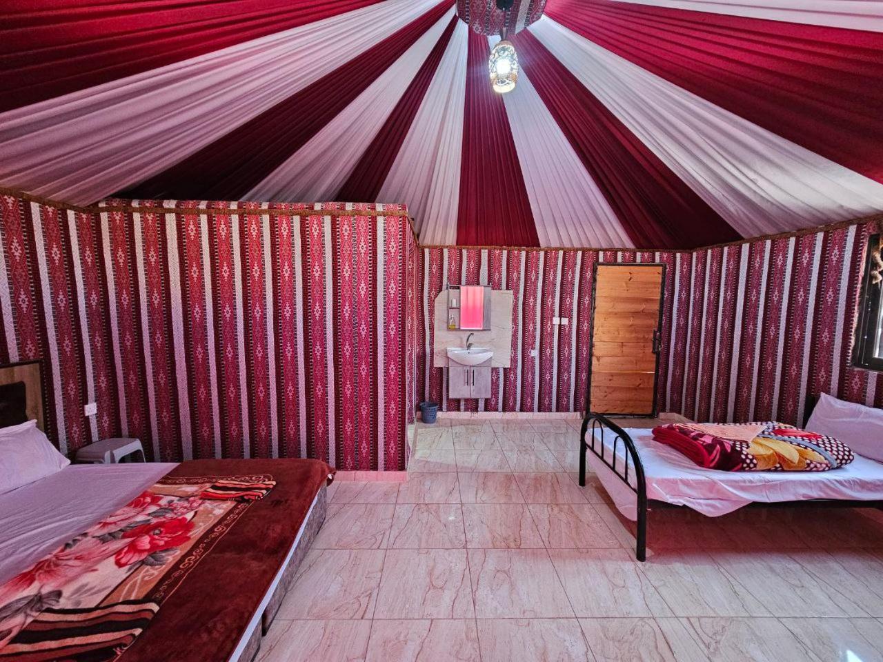 Beduin Star Trail Camp Bed and Breakfast Wadi Rum Eksteriør billede