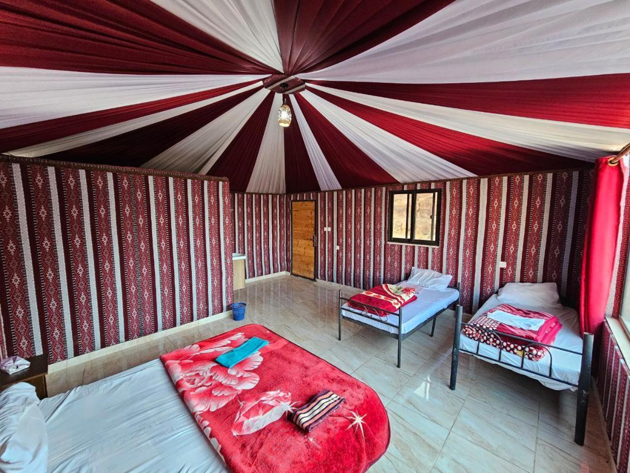 Beduin Star Trail Camp Bed and Breakfast Wadi Rum Eksteriør billede
