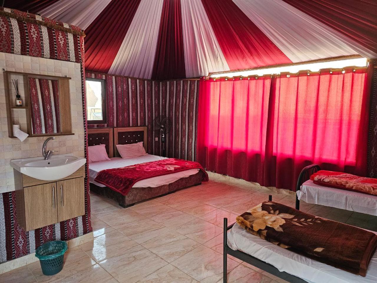 Beduin Star Trail Camp Bed and Breakfast Wadi Rum Eksteriør billede