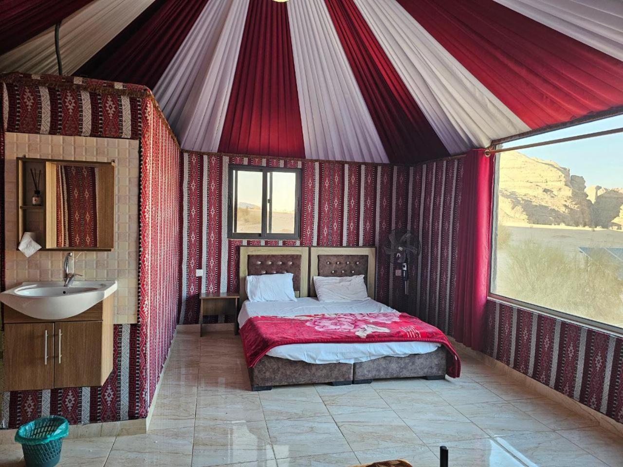 Beduin Star Trail Camp Bed and Breakfast Wadi Rum Eksteriør billede