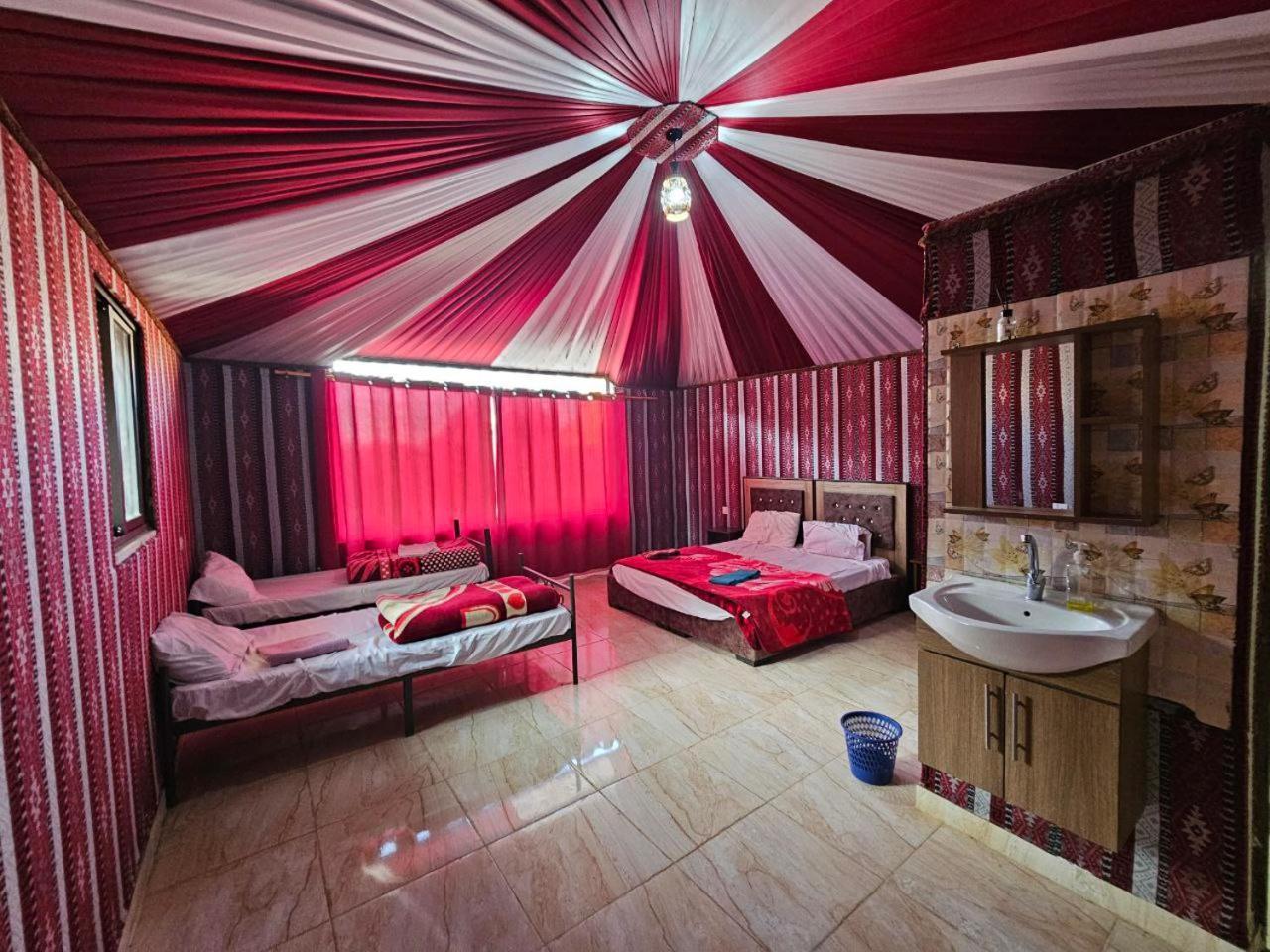 Beduin Star Trail Camp Bed and Breakfast Wadi Rum Eksteriør billede